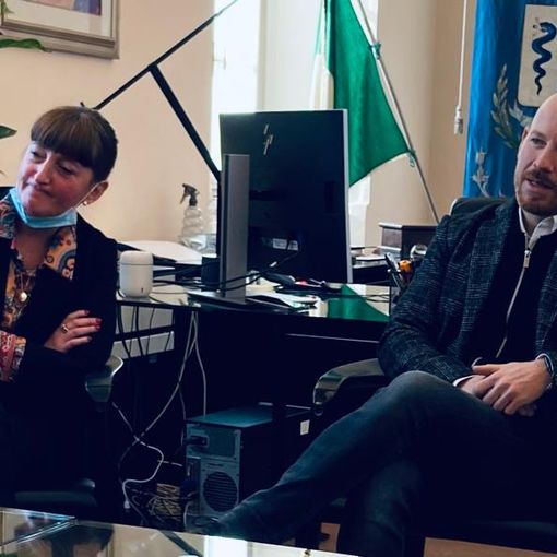 Il vicesindaco Simona Michelon e il sindaco Marco Baroffio durante la conferenza stampa al Castello