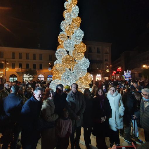 Si accende il Natale di Busto. Il sindaco: «Per i miei cittadini chiedo tanta serenità»