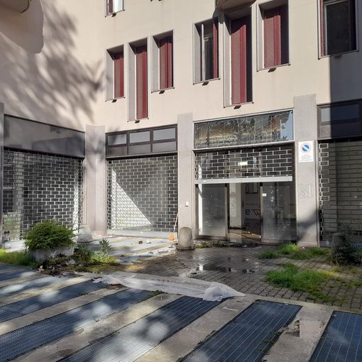 Parte dei guai del condominio sono intuibili anche osservando dall'esterno dell'immobile