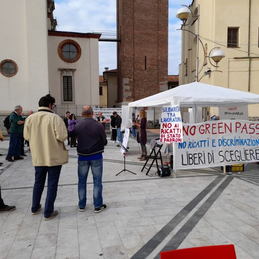 La manifestazione anti green pass nel centro di Busto