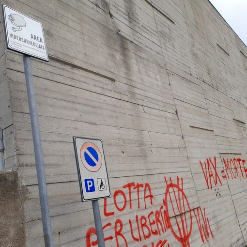 Il cartello che indica l'area videosorvegliata non ha scoraggiato l'autore, o gli autori, delle scritte