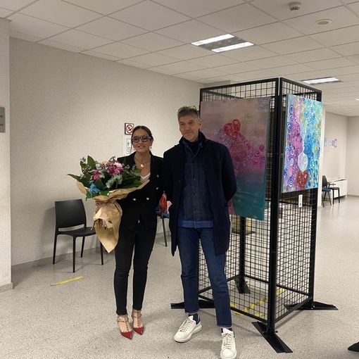 Le opere di Fridami esposte nel tribunale di Busto Arsizio: «Un messaggio di amore che salva all’interno delle mura fredde di un tribunale»