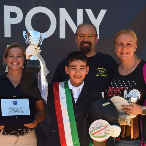 Coppa, coccarda e fascione per Lorenzo Landoni e il suo pony