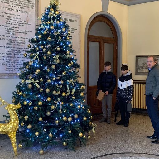 Illuminazioni natalizie smart nelle scuole e in Comune grazie agli studenti dell’Enaip