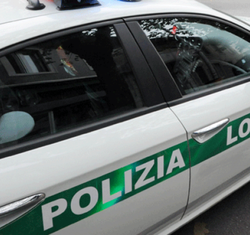 Irregolarità in esercizi commerciali, manodopera nei cantieri, abbandono abusivo di rifiuti: Polizia Locale all’opera