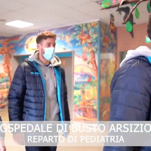 La Pro Patria e la mascotte in visita dai bimbi malati