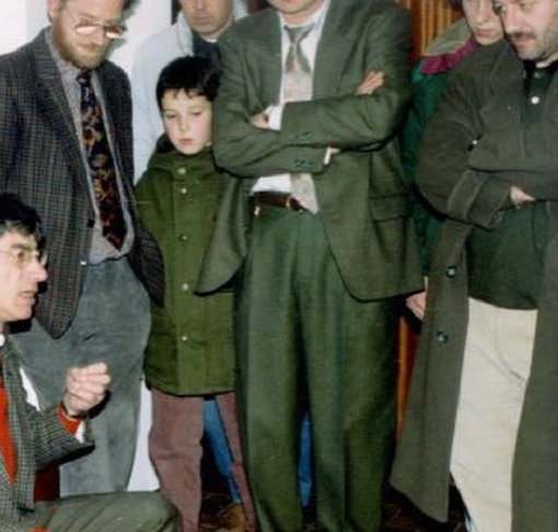 Andrea Cassani, bambino, ascolta Umberto Bossi. A poca distanza, Roberto Maroni (foto dalla pagina Fb del sindaco)