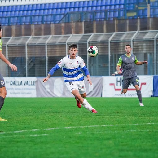 Un'azione della partita all'andata