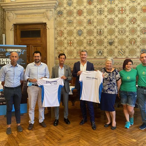 Il sindaco di Legnano, Lorenzo Radice, con i rappresentanti delle associazioni che partecipano al &quot;Party in Bici&quot;