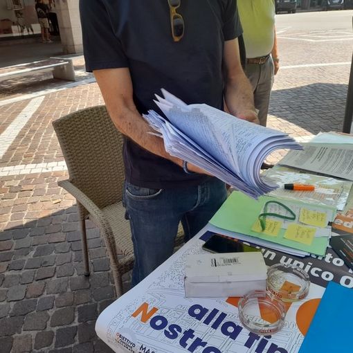 I moduli della petizione distribuiti e riempiti da Ocg