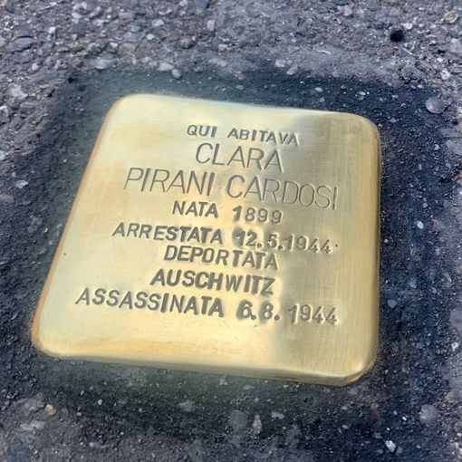 La pietra d'inciampo all'angolo tra via Palestro e via Del Popolo
