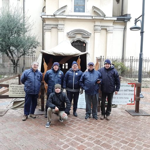 Il presepe degli Alpini torna in centro: «Una tradizione che va avanti da anni»