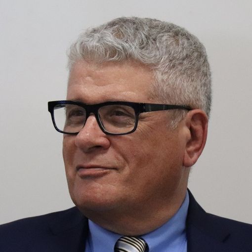 Roberto Pompa, presidente del Gruppo Legno. Sotto Simone Fogliani