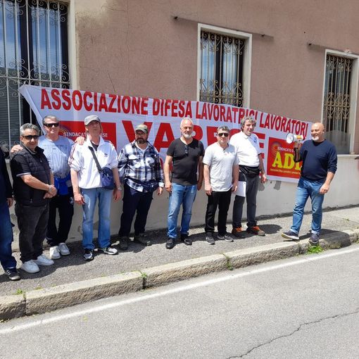 Alcuni partecipanti al presidio davanti alla sede Agesp