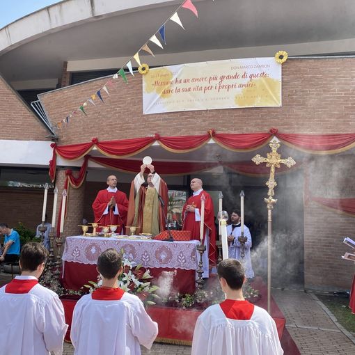 FOTO e VIDEO. Don Marco celebra la sua prima messa: «Sono lieto che siate qui a condividere con me e la mia comunità questo momento incredibile»