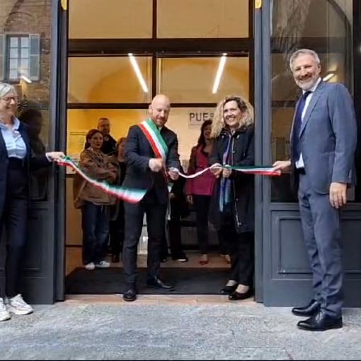 Il taglio del nastro in Comune, a Fagnano Olona
