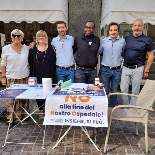 Raccolta firme per l'ospedale di Gallarate - Il banchetto dopo la consegna