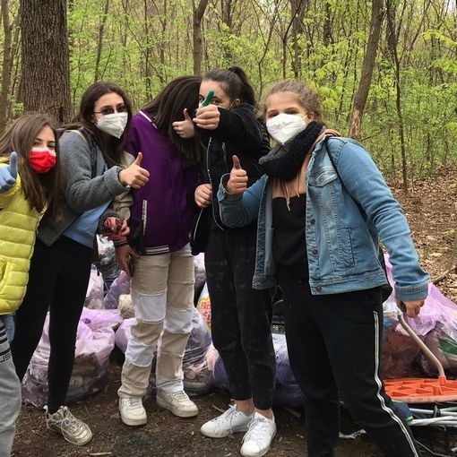 Cinque ragazze dal “pollice verde” ripuliscono dai rifiuti il bosco di Marnate