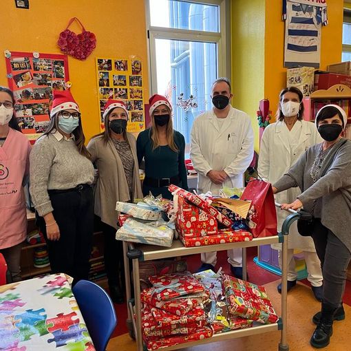 Le maestre della scuola Ada Negri aiutanti di Babbo Natale in pediatria: «Quest’anno c’è stata la magia»