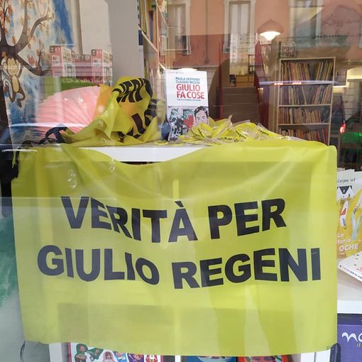 La vetrina della libreria &quot;Storie sotto coperta&quot;