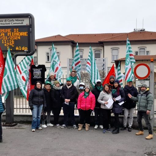 I dipendenti davanti alla Fondazione Raimondi, Gorla Minore