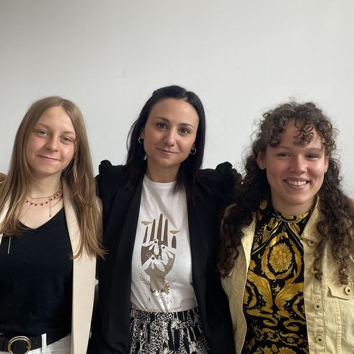 Nella foto di gruppo, da sinistra: Sofia Barni, Silvia D’errico (docente) ed Elisa Hilalh. Sotto, le due studentesse al lavoro per l’elaborazione dei progetti