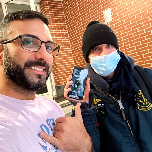 Green Nerd consegna un telefono alla vittima del furto