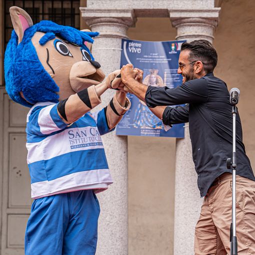 La mascotte saluta Ricky Colombo e tutti i protagonisti e i fans nelle foto di Marco Giussani