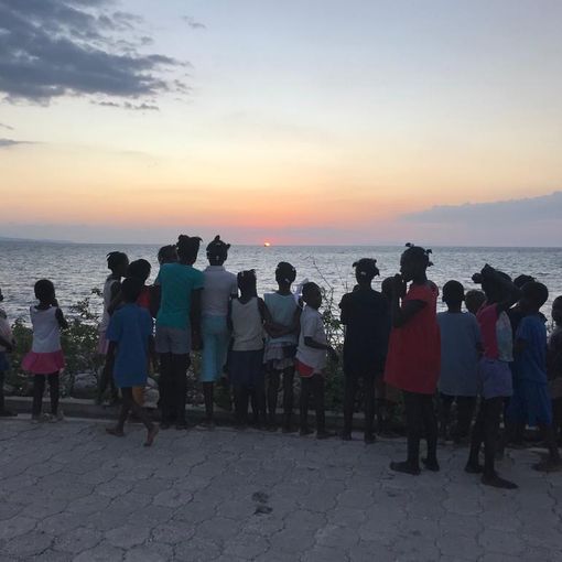 LA FOTO. I bimbi incantati dal tramonto ad Haiti: la bellezza donata a tutti. Anche a noi