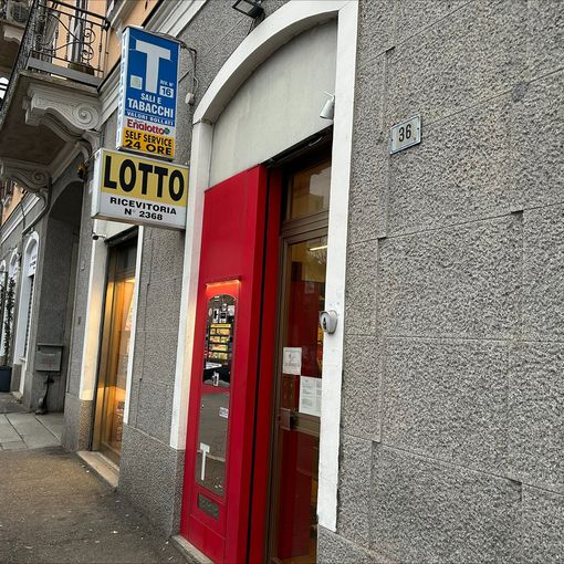 Rapina dal tabaccaio: «Hanno cacciato un cliente e mi hanno strattonato»