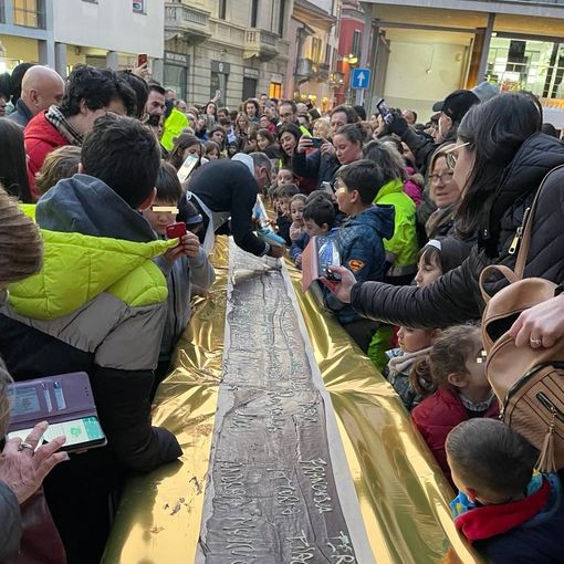 Foto e firme per la star dell'edizione 2023 di Chocomoments: la tavoletta da 15 metri