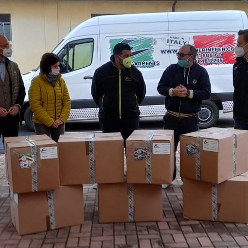 La consegna delle 15.000 mascherine. Da sinistra, Gianluca Albe', Elena Rivolta, Paolo Dragonetti, Dario Cosmotti, Daniele Barbone