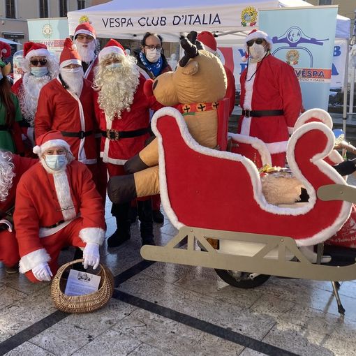 È Natale in centro a Busto. Bambini a bordo della “slitta vespa”. FOTO E VIDEO