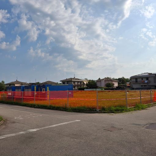 La recinzione che delimita l'area cantiere in via Lazio