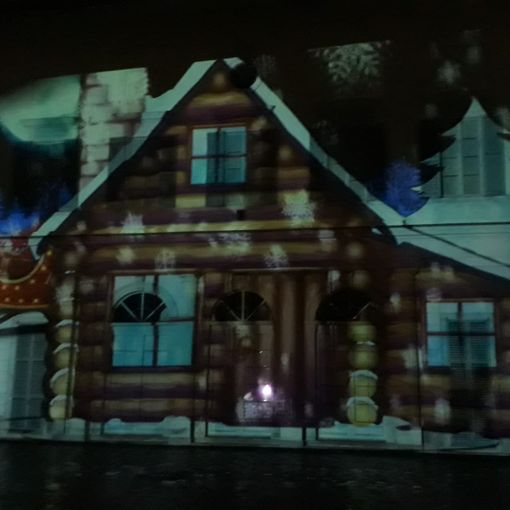 Castellanza: la favola del Natale sulla facciata di Palazzo Brambilla