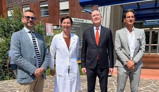Da sinistra, il direttore sanitario Stefano Schieppati, la direttrice medica di presidio, Francesca Crespi, il questore Enrico Mazza e il direttore sociosanitario John Tremamondo