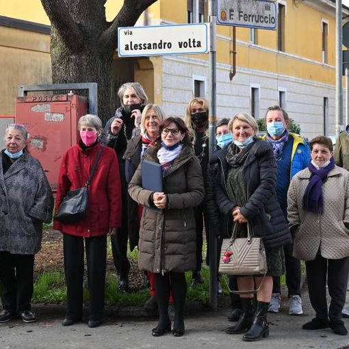 Rappresentanti del comitato sulla via che diventerà (diventerebbe) a senso unico