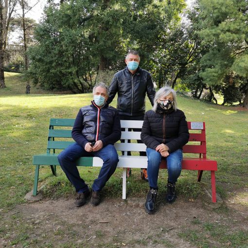 Il sindaco Puricelli con i due cittadini che hanno perso i loro cari per il Covid