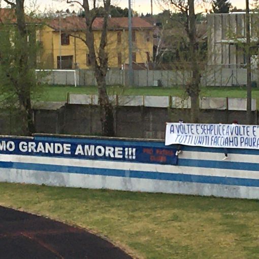 Lo striscione comparso all'inizio della partita allo Speroni