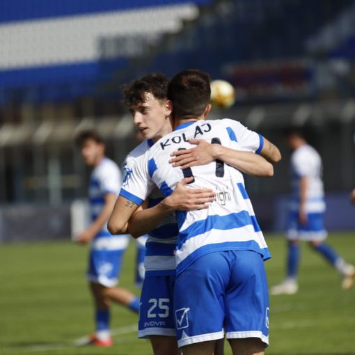 Kolaj abbracciato dopo il gol  e le immagini incalzanti del match (foto di Marco Giussani)