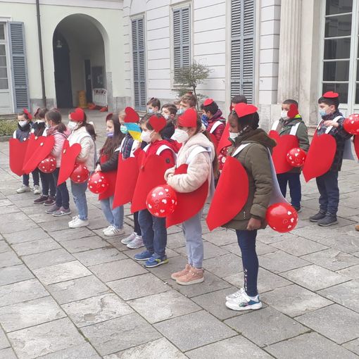 VIDEO. Piccoli grandi cuori di pace a Castellanza: un flash mob per dire no alla guerra