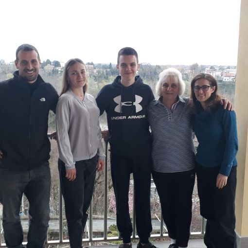 La nuova famiglia di Natalia che raggiunge la nonna a Olgiate