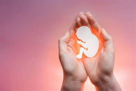 «Voglio abortire: con tre figli piccoli, non mi posso permettere il quarto». Ma un incontro salva lei e il piccino