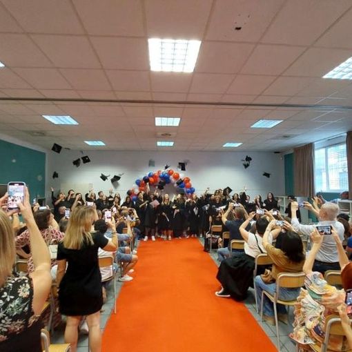 Alla Middle School Acof una raffica di 10 e due lodi. Boom per l'indirizzo sportivo, al via tre classi prime