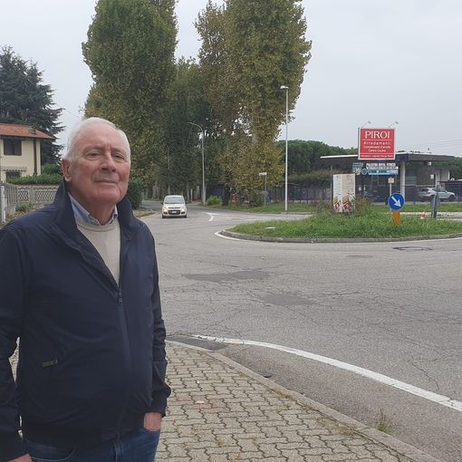 Adriano Landoni davanti alla rotonda tra i viali Boccaccio e Toscana