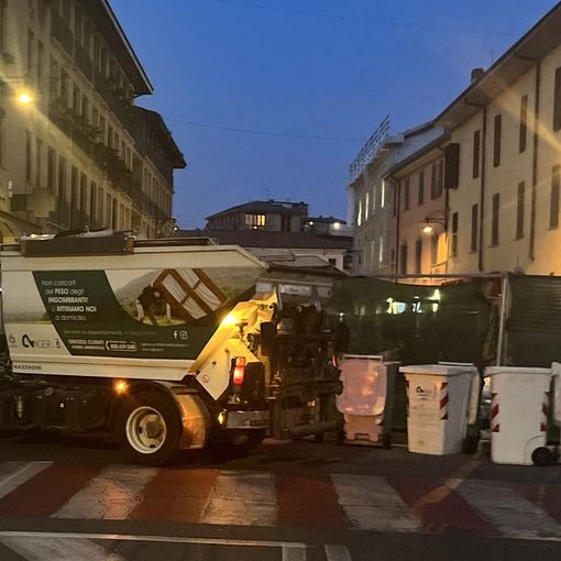 Una raccolta rifiuti serale in centro (foto d'archivio)