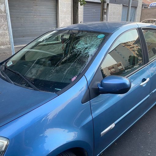 Aggredisce un'anziana, poi gli agenti