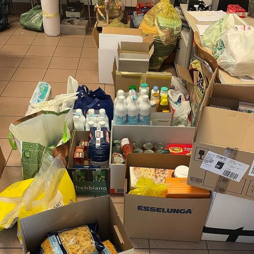 La foto con gli aiuti donati ai profughi ucraini postata da don Giuseppe Tedesco