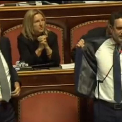 Il senatore Alfieri si toglie la giacca in aula, guidando la protesta dell'opposizione (immagini Rai)