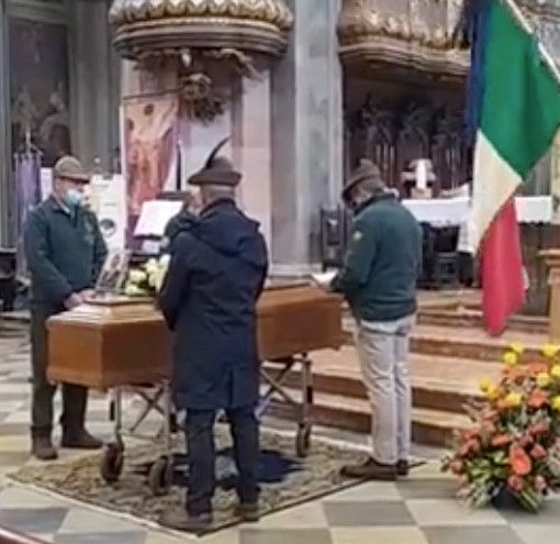 L'ultimo saluto a Pietro Magistrelli, con gli alpini e tutte le associazioni